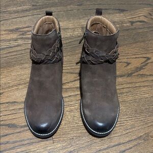 Chic Brown Ankle Boots with Braided Detail